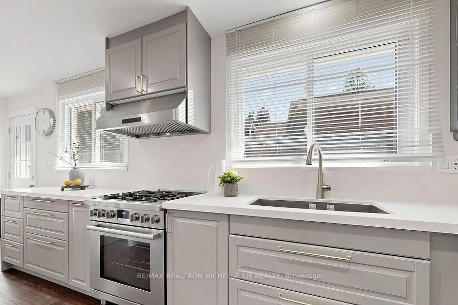 8 Meadowglade Crescent