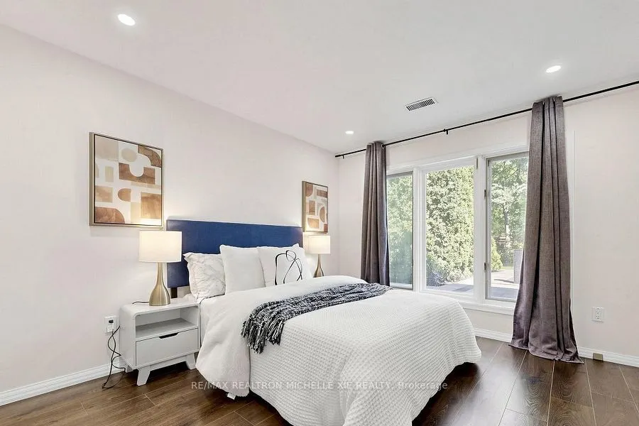 8 Meadowglade Crescent