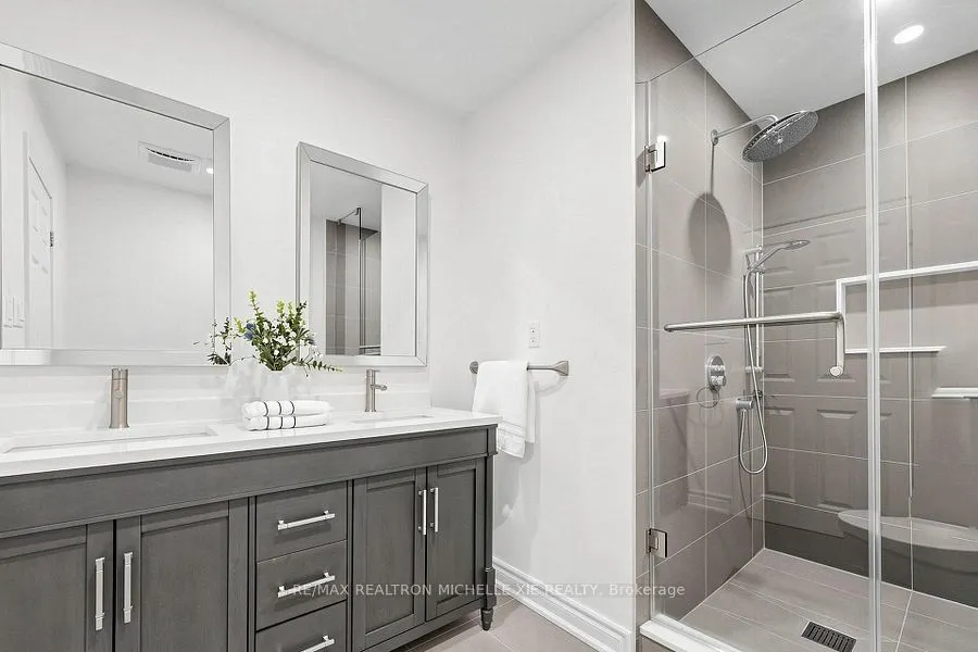 8 Meadowglade Crescent