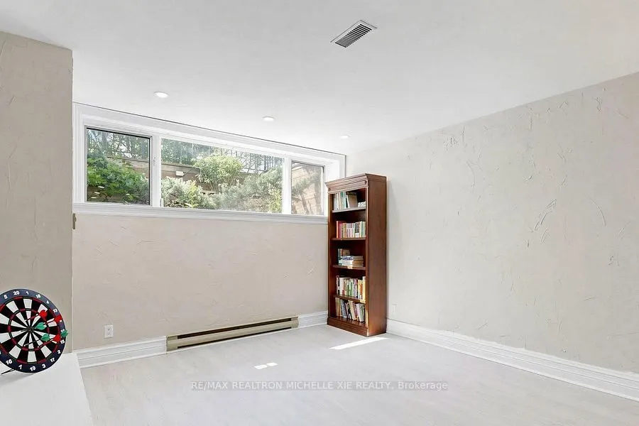 8 Meadowglade Crescent