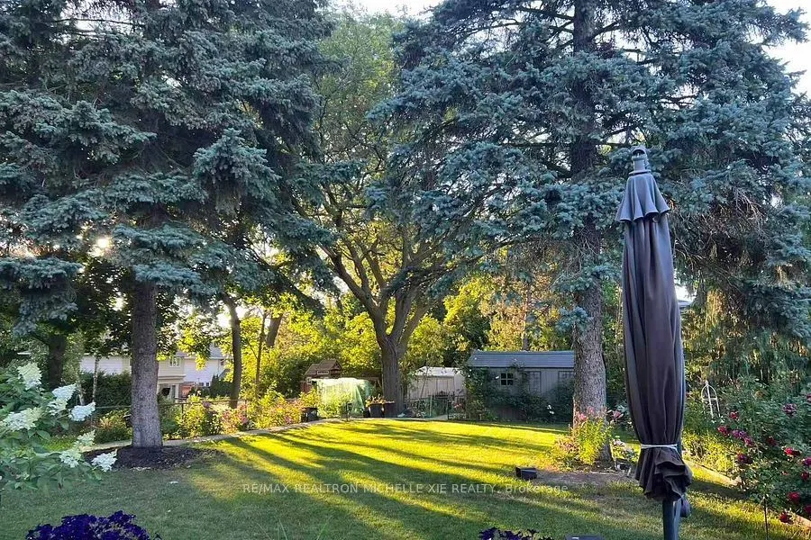 8 Meadowglade Crescent