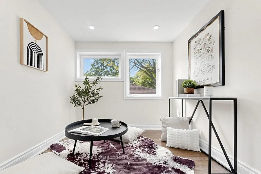 8 Meadowglade Crescent