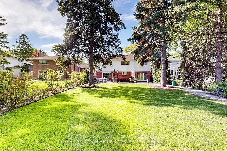 8 Meadowglade Crescent