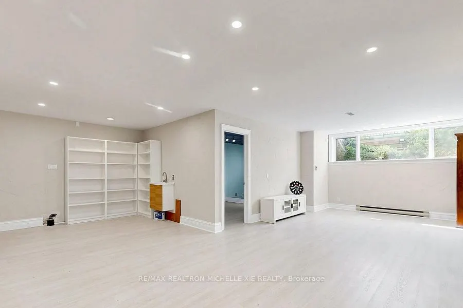 8 Meadowglade Crescent