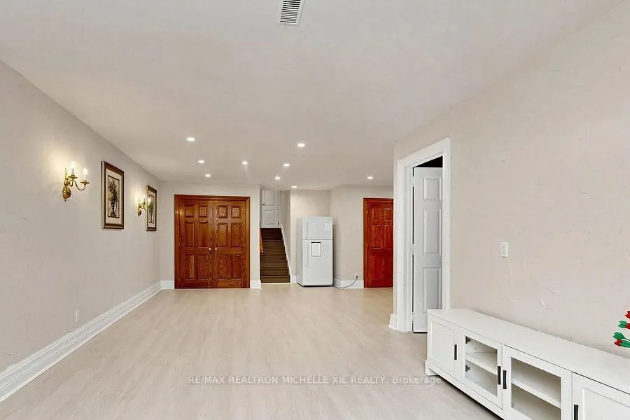 8 Meadowglade Crescent