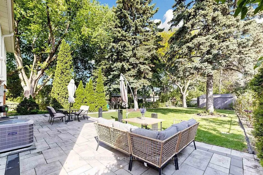 8 Meadowglade Crescent