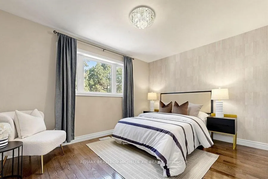 8 Meadowglade Crescent