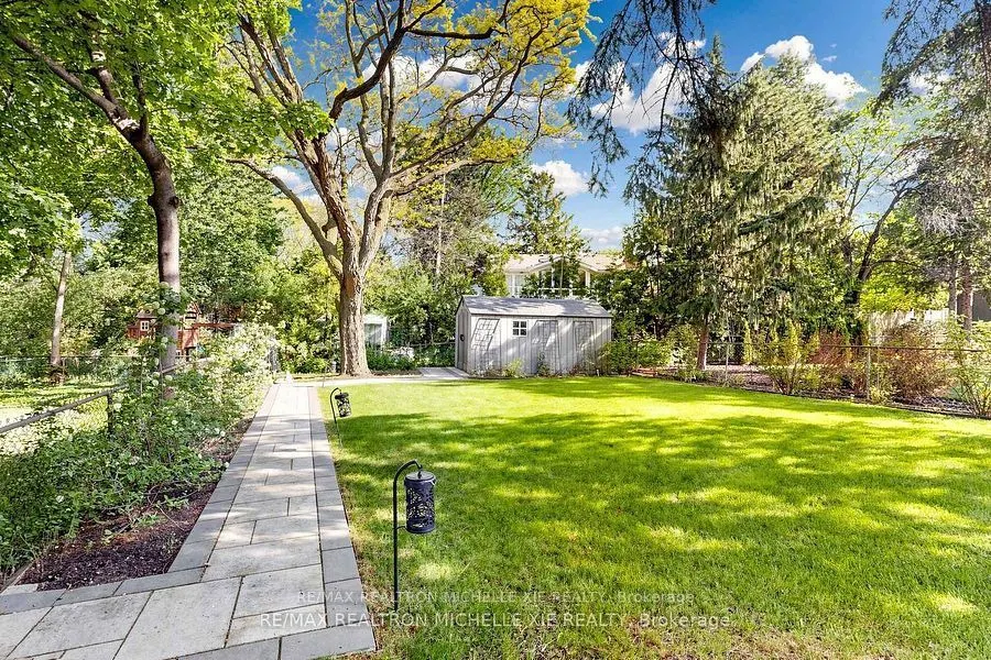 8 Meadowglade Crescent