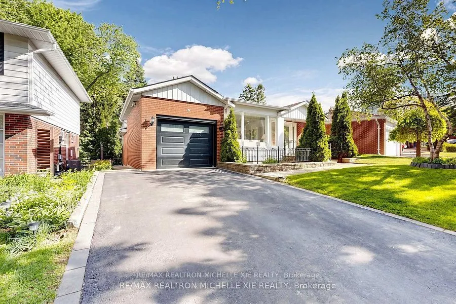 8 Meadowglade Crescent