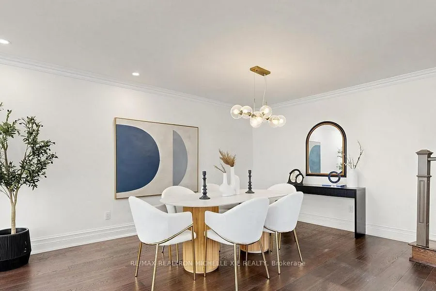 8 Meadowglade Crescent