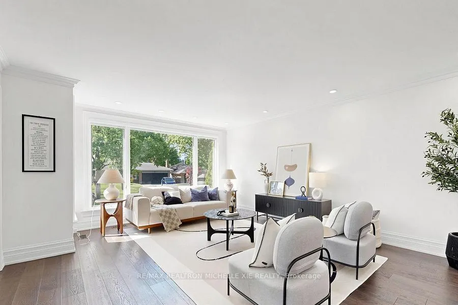 8 Meadowglade Crescent