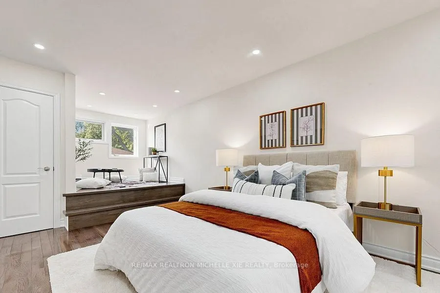 8 Meadowglade Crescent