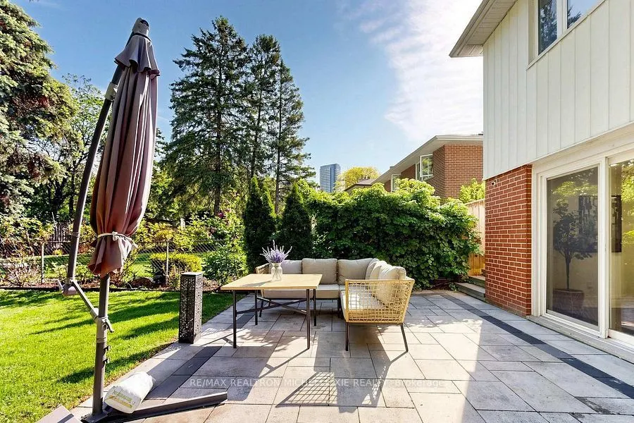 8 Meadowglade Crescent