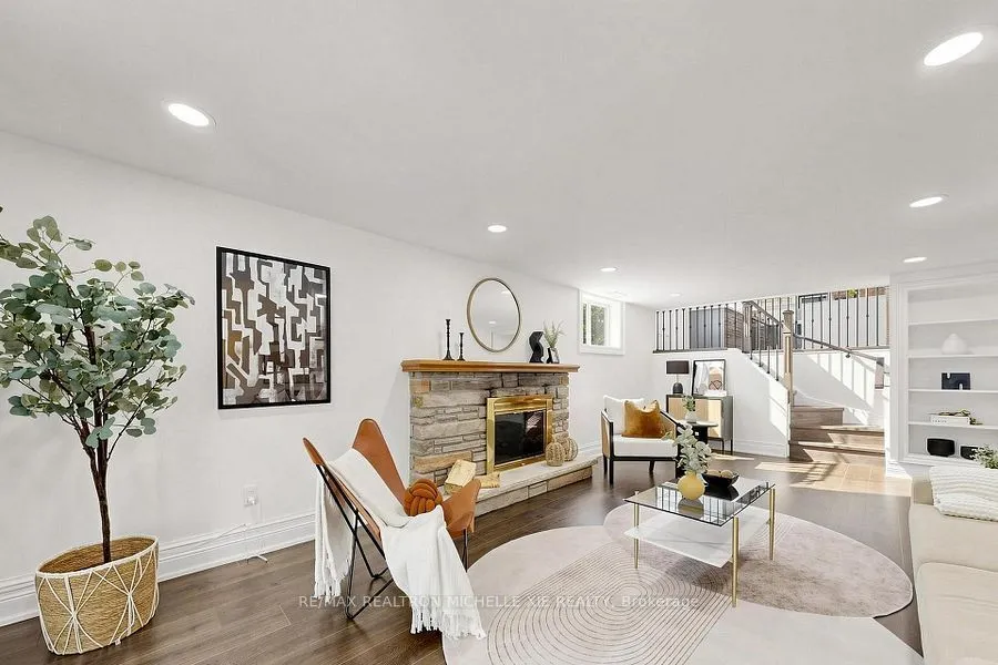 8 Meadowglade Crescent