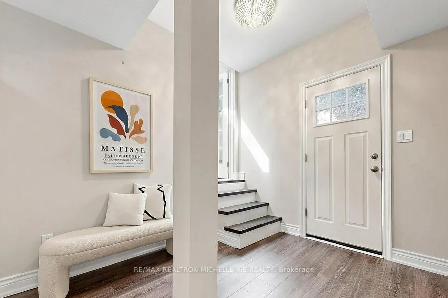 8 Meadowglade Crescent