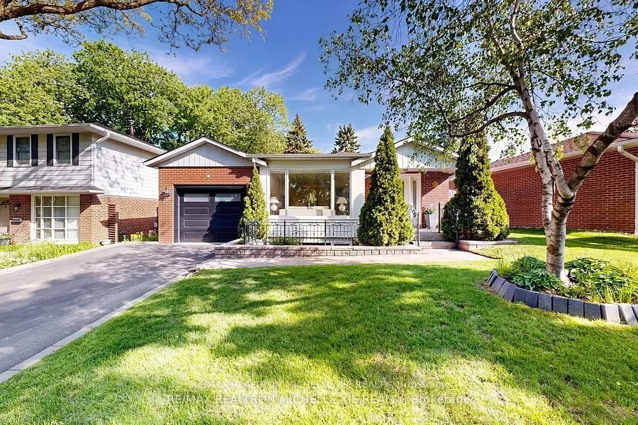 8 Meadowglade Crescent