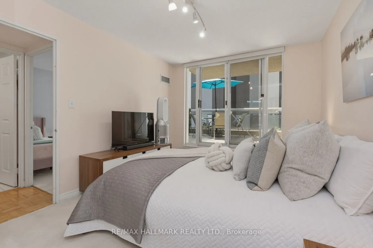 43 Eglinton Avenue E #310