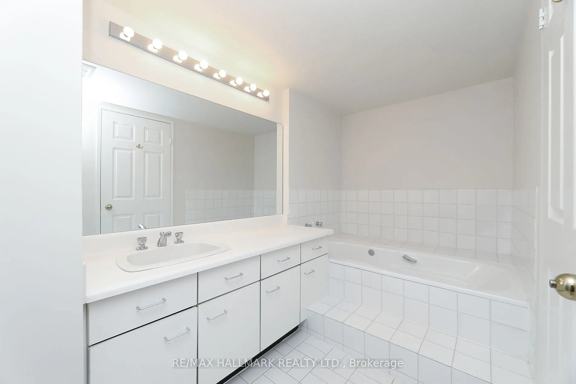 10 Kenneth Avenue #1704