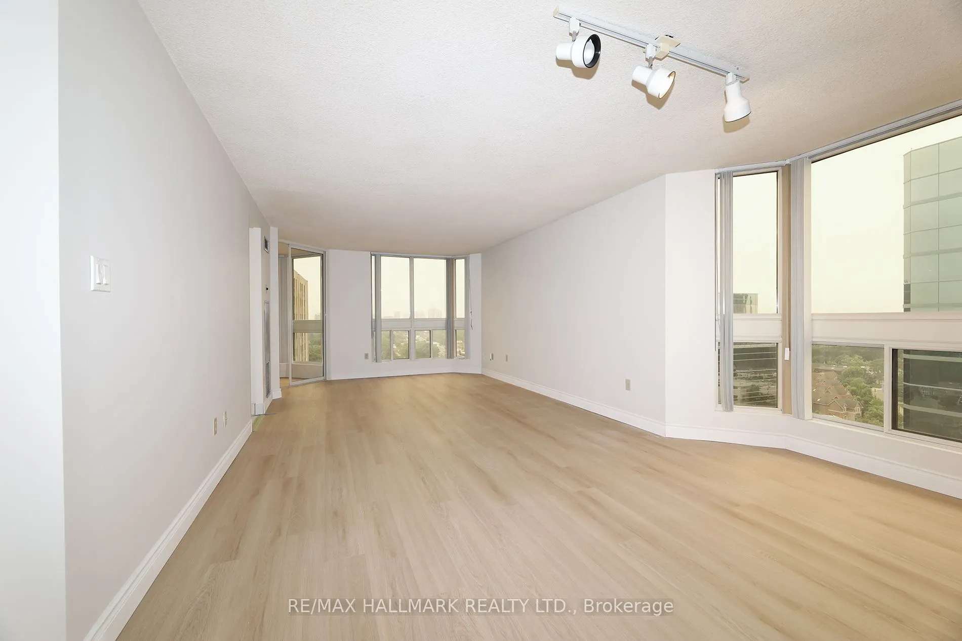 10 Kenneth Avenue #1704
