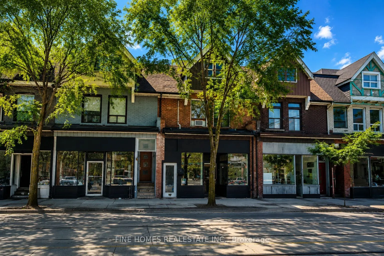 909 Dundas Street W