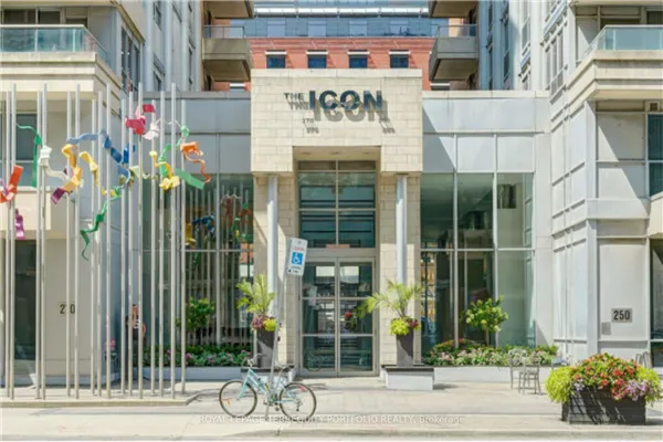 250 Wellington Street W #635