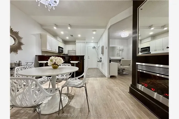 393 King Street W #706