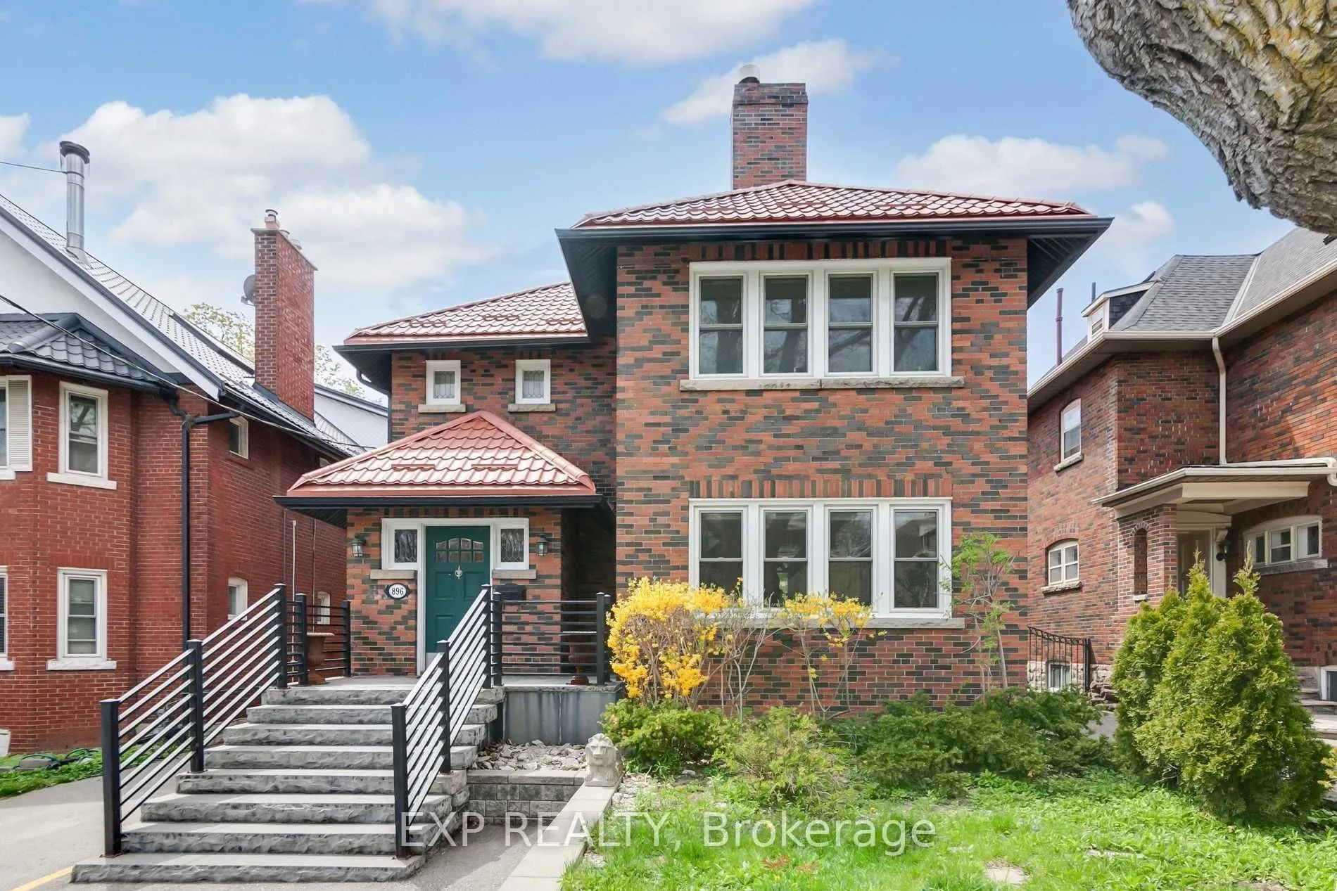896 Avenue Road