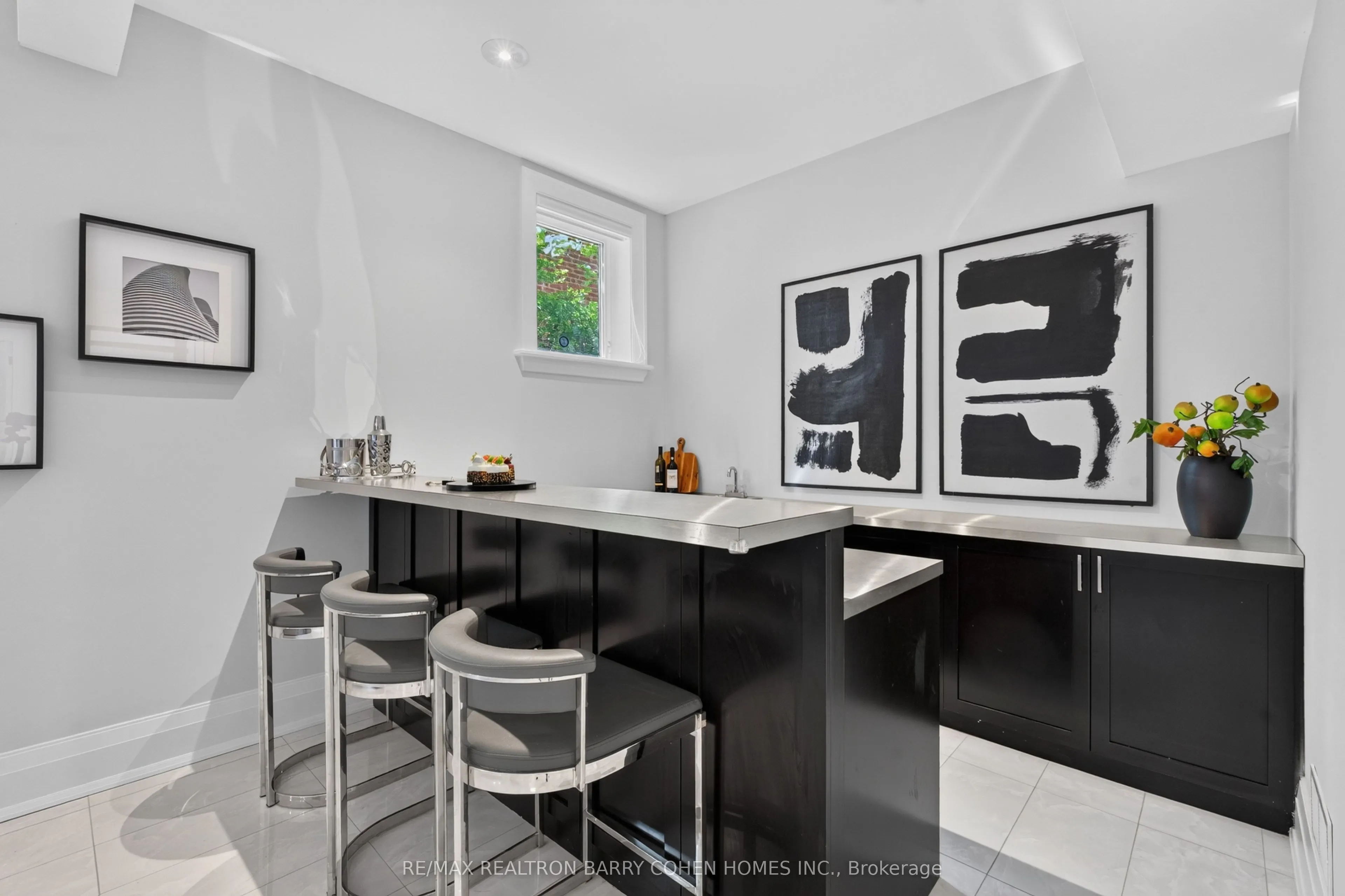 33 Munro Boulevard