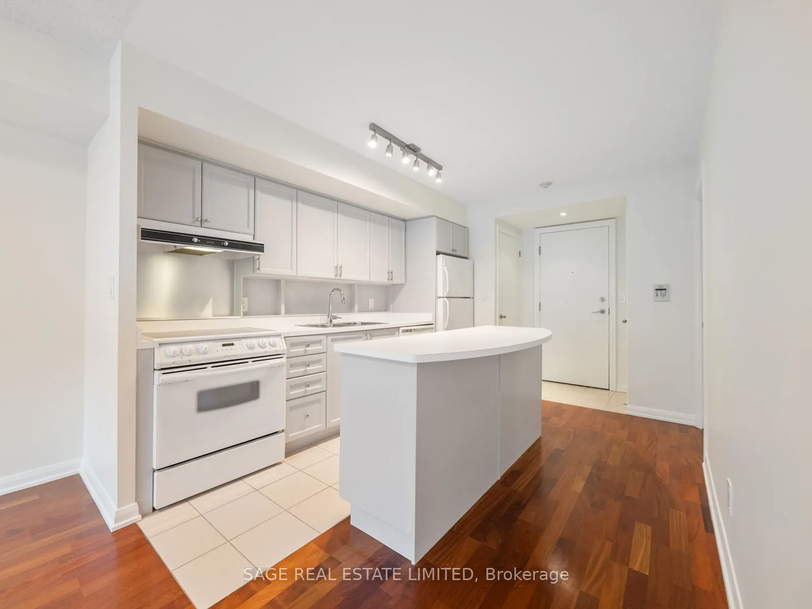 18 Beverley Street #209