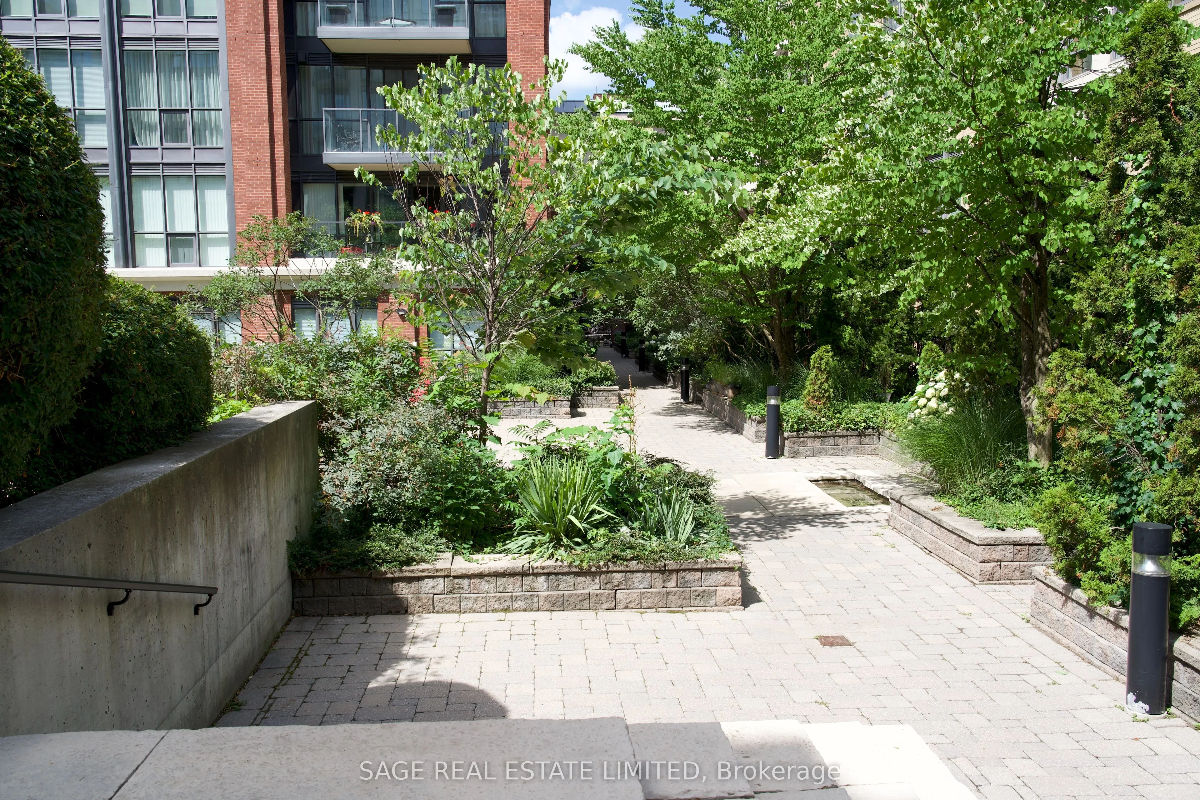 18 Beverley Street #209