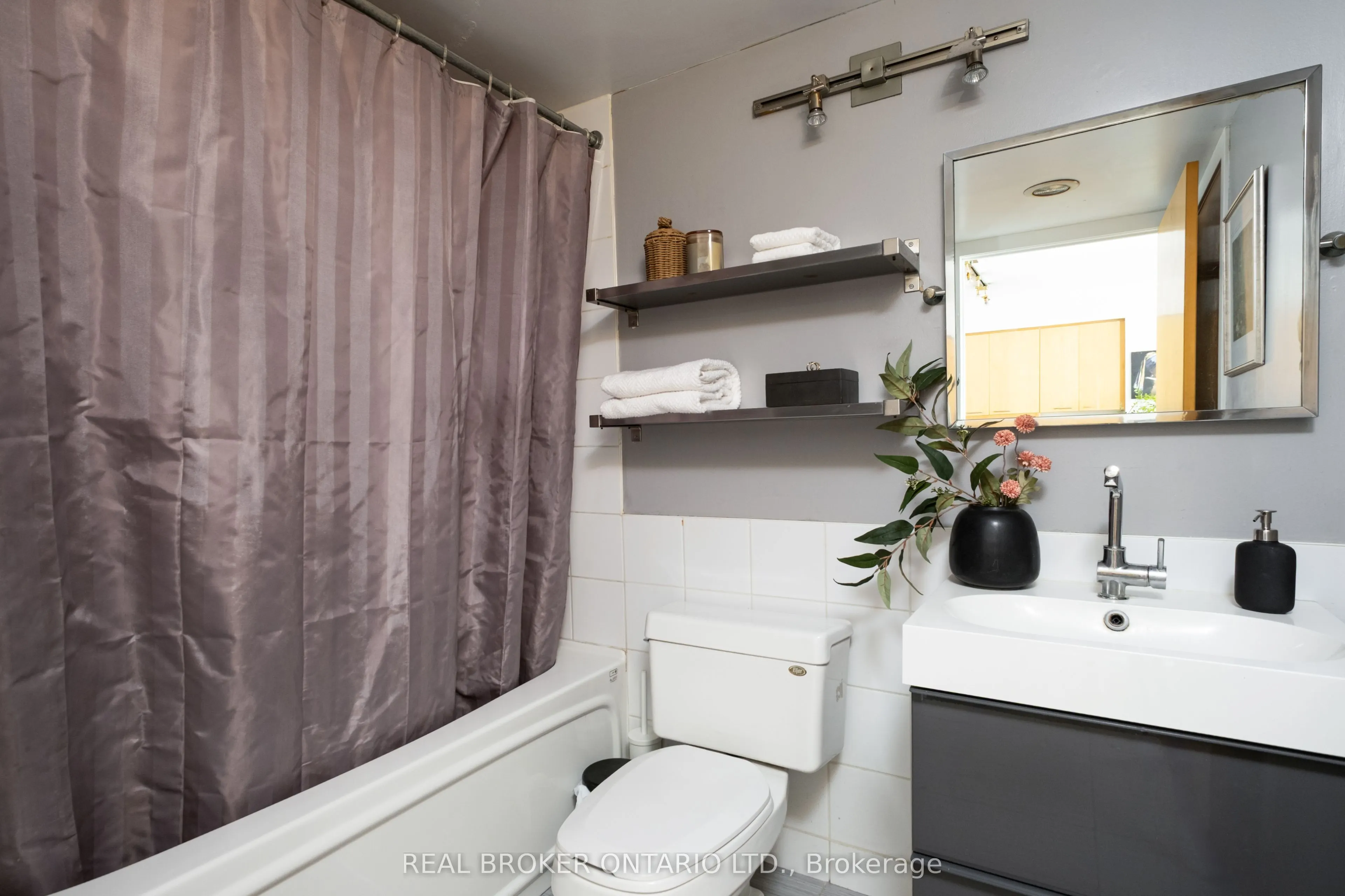 255 Richmond Street E #1416