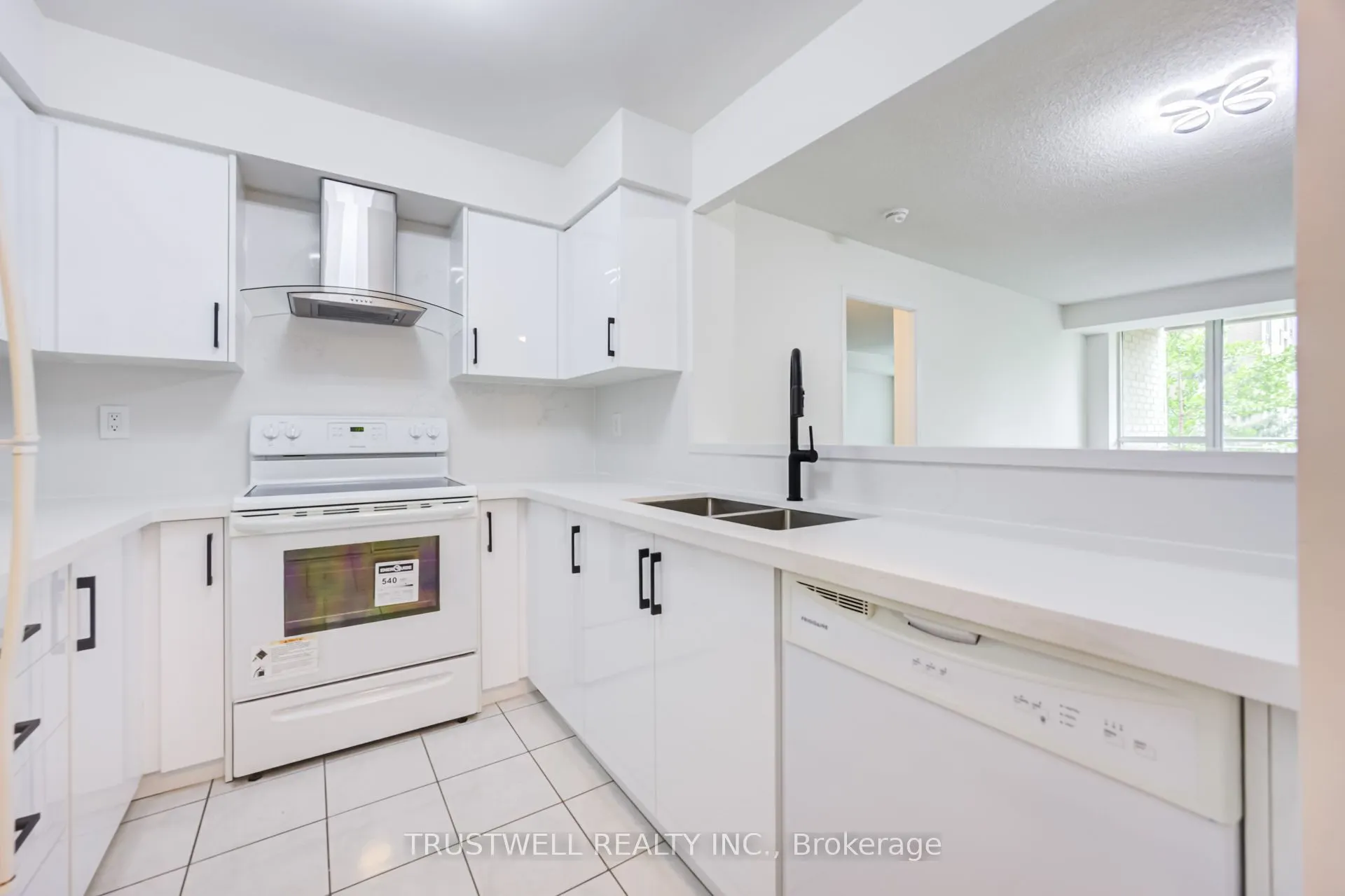 39 Pemberton Avenue #401