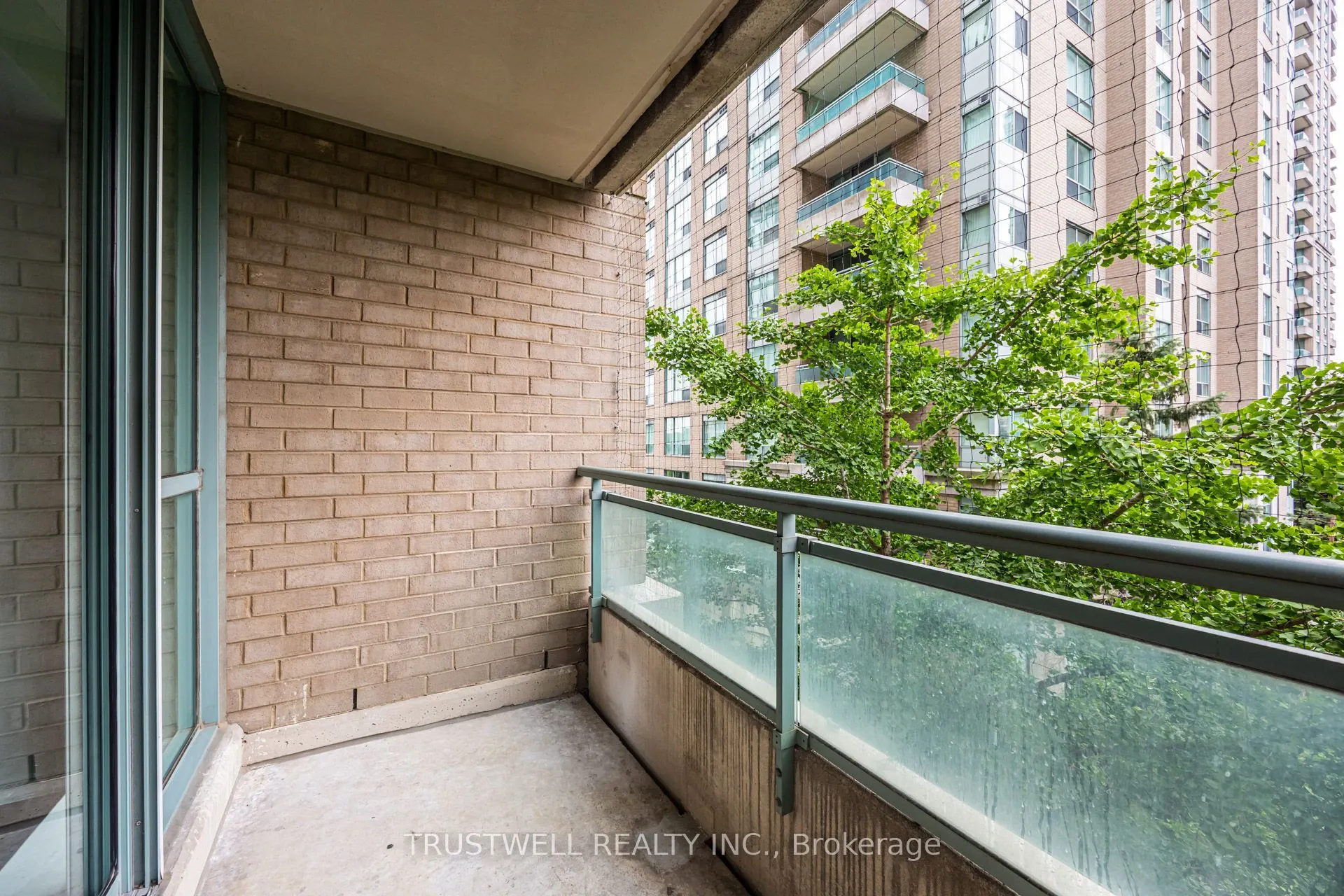 39 Pemberton Avenue #401