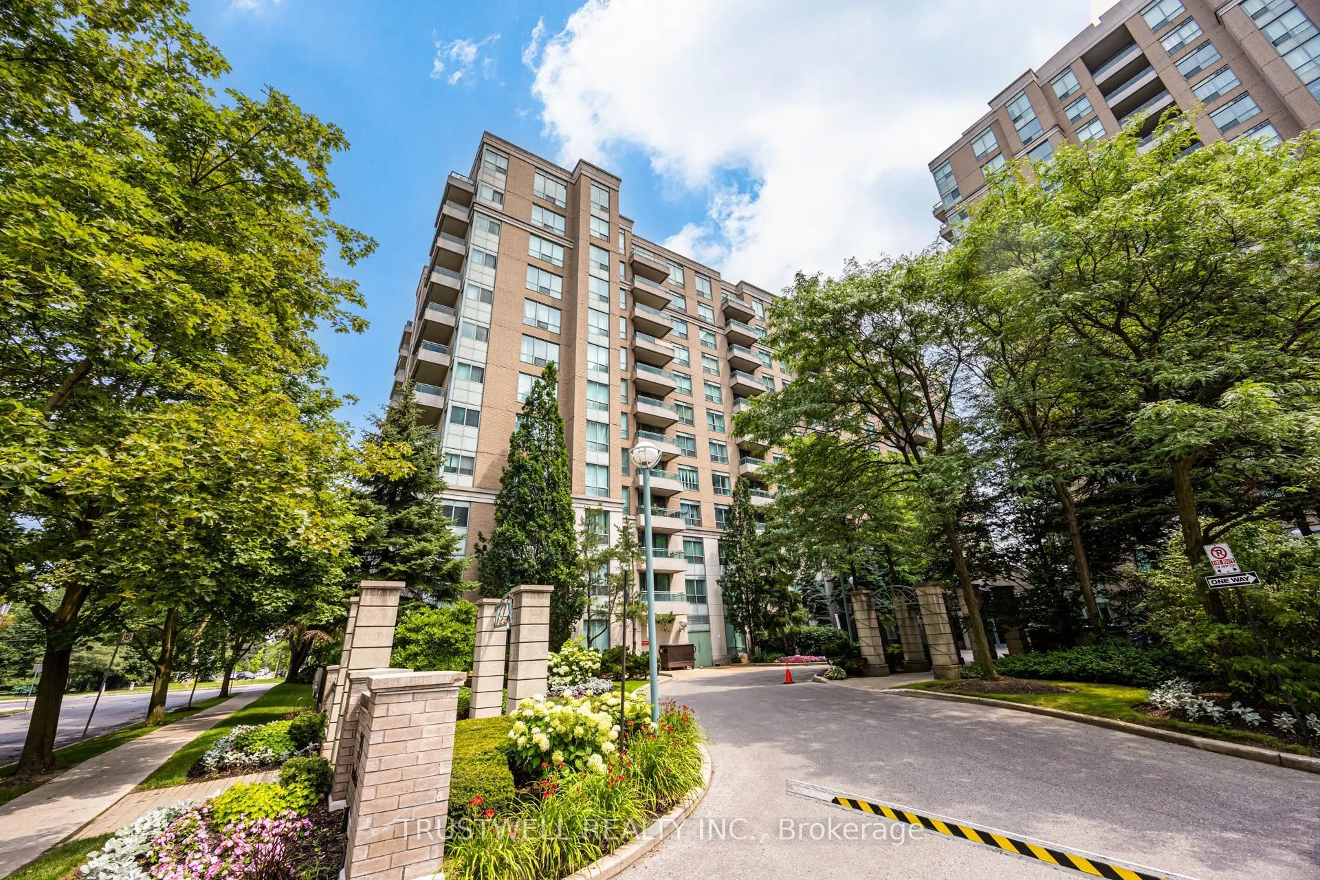 39 Pemberton Avenue #401
