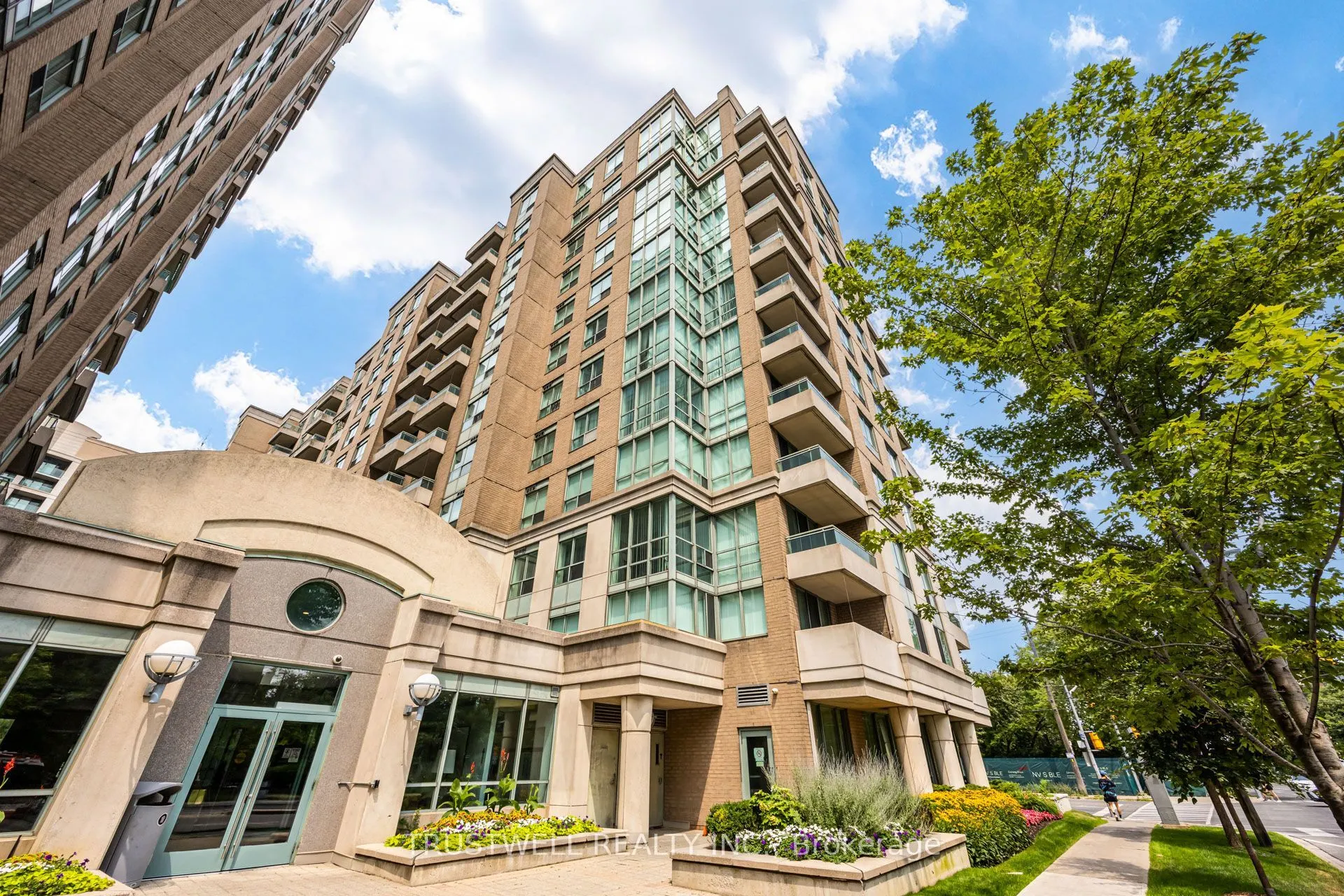 39 Pemberton Avenue #401