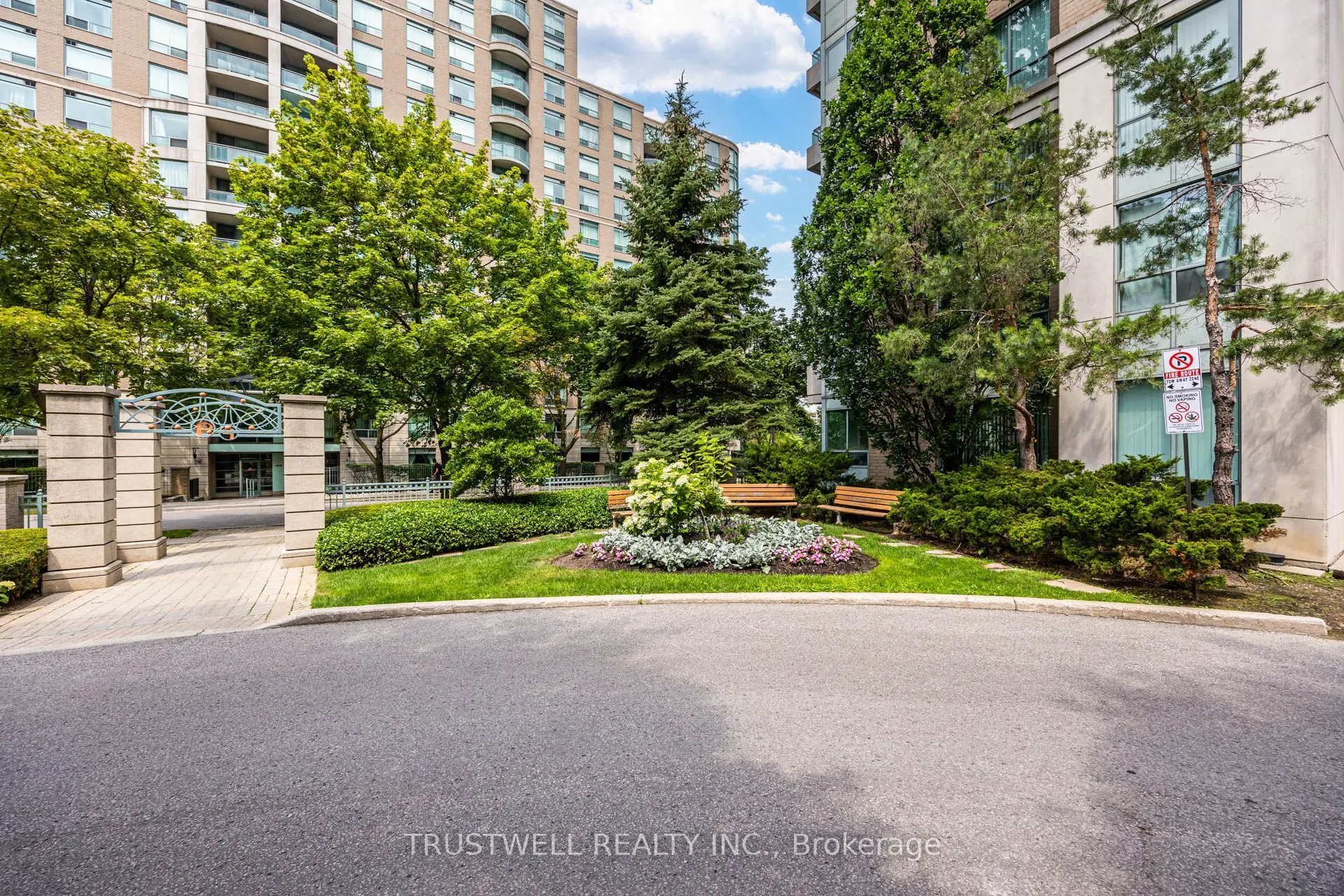 39 Pemberton Avenue #401