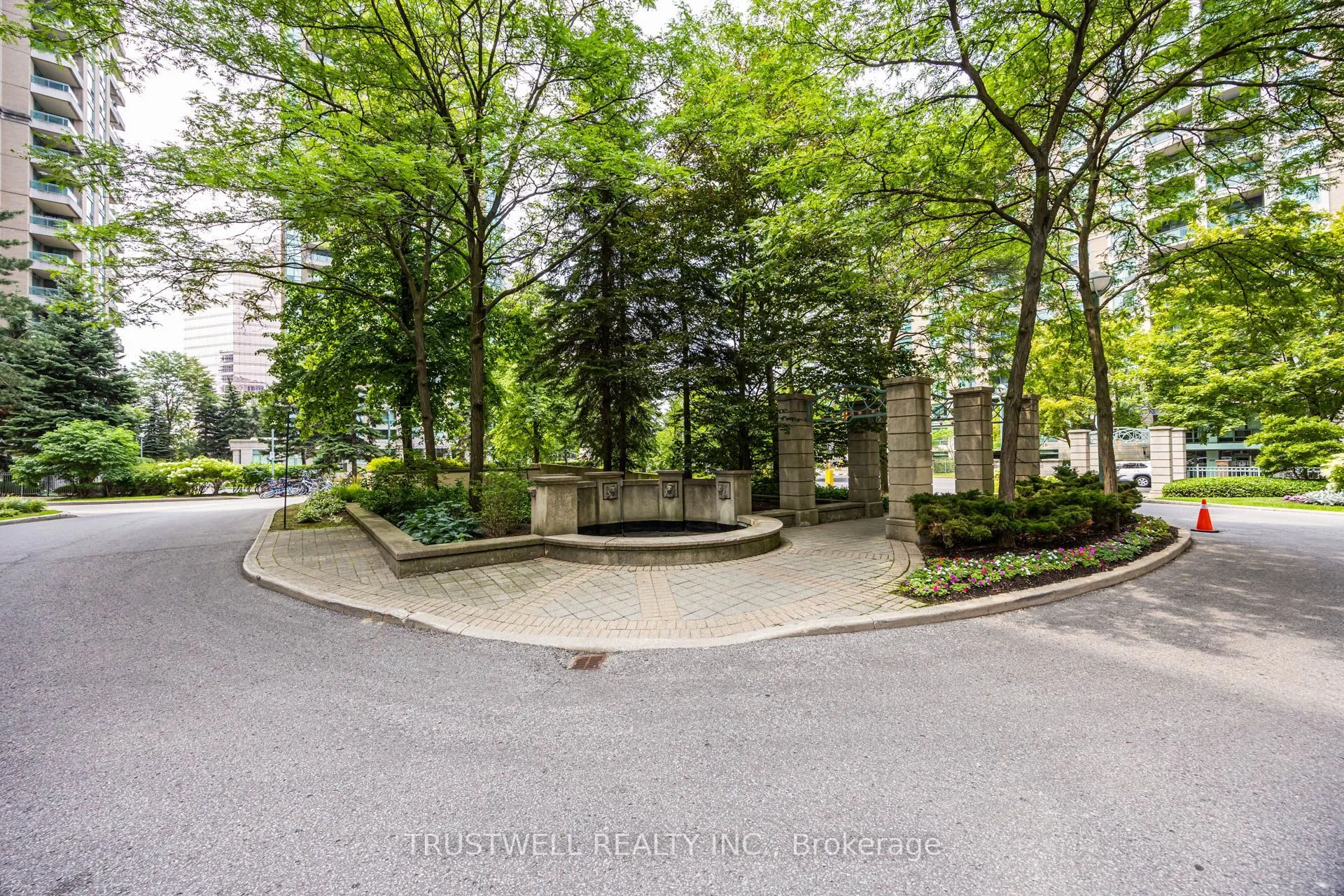 39 Pemberton Avenue #401