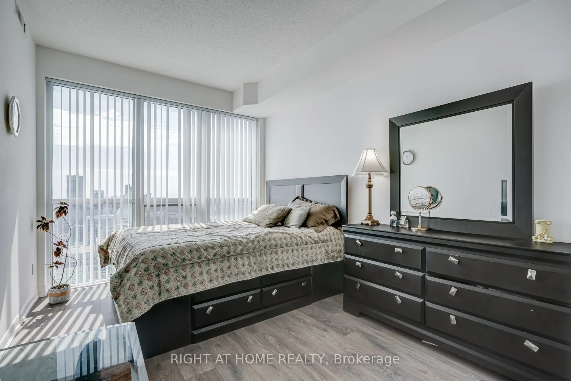 5162 Yonge Street #LPH208