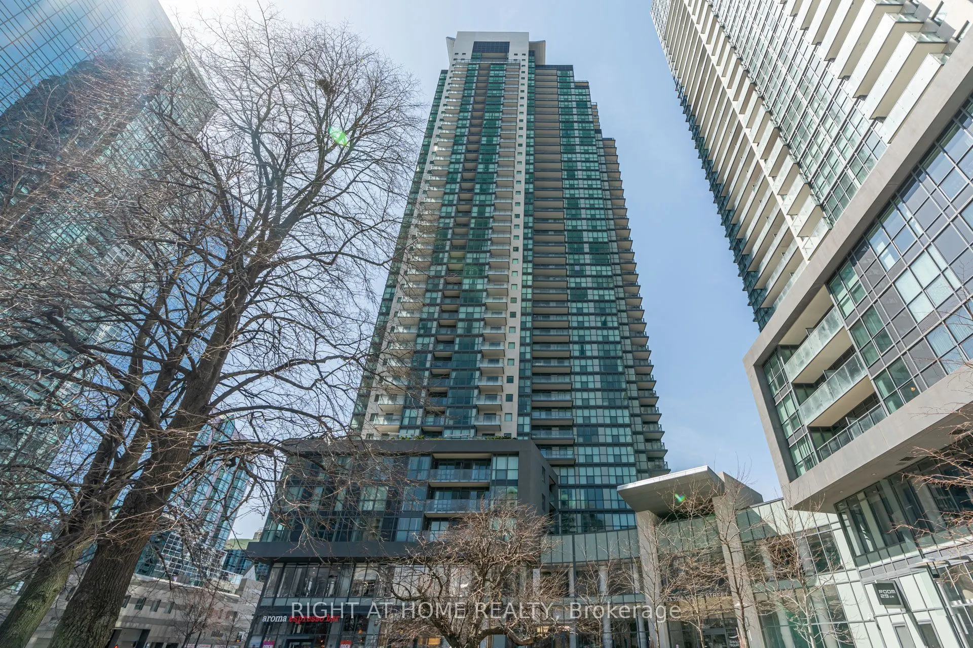 5162 Yonge Street #LPH208