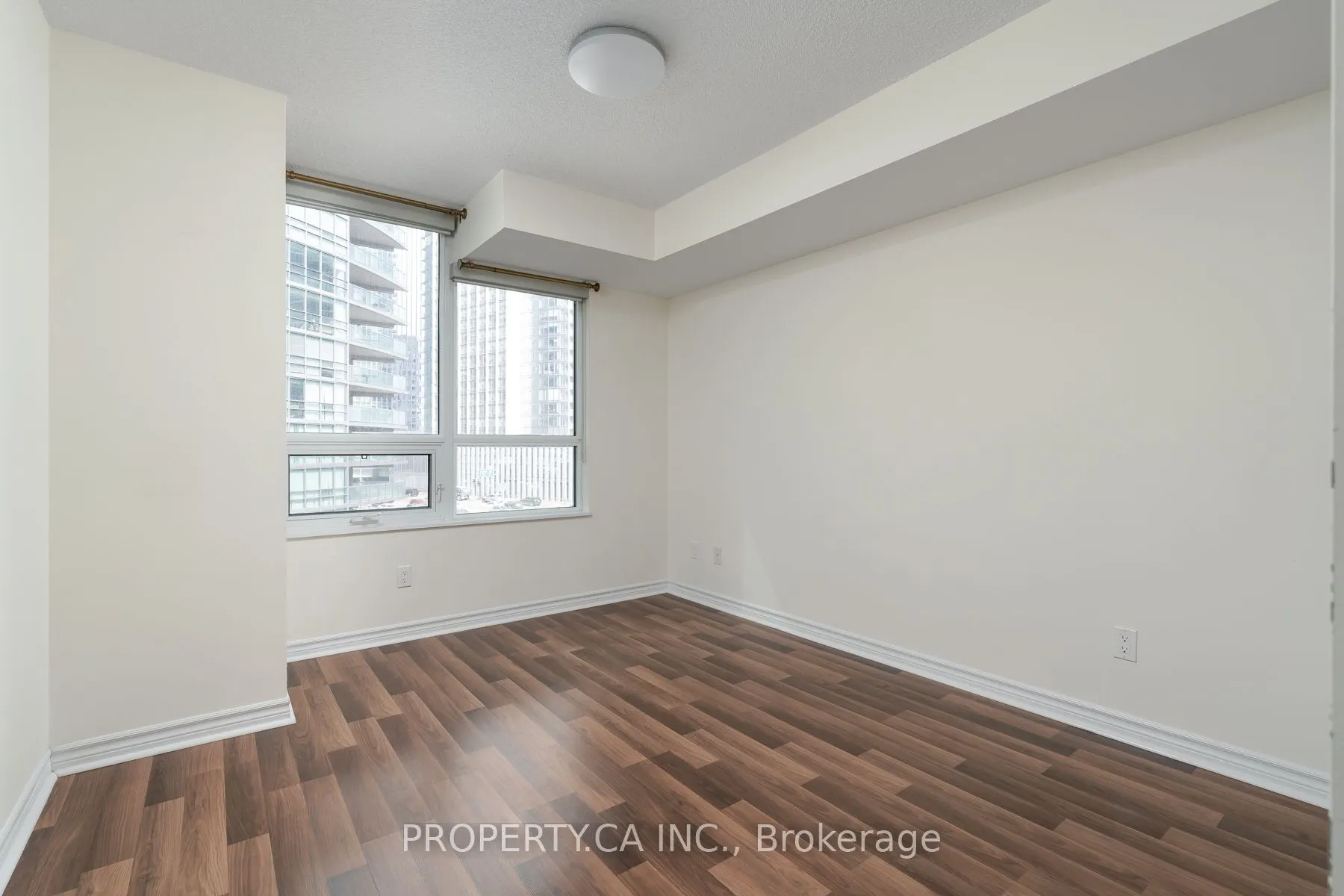 25 Lower Simcoe Street #803