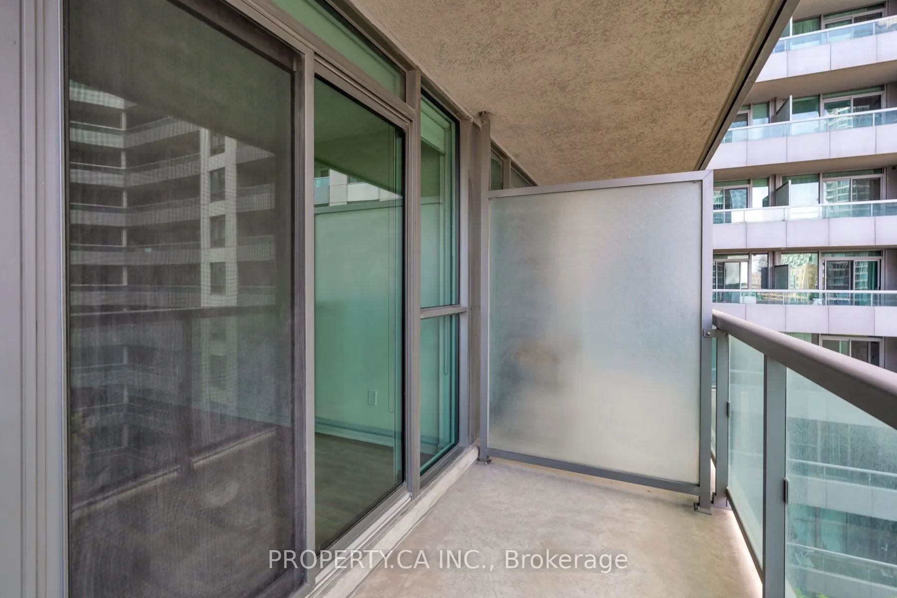 25 Lower Simcoe Street #803