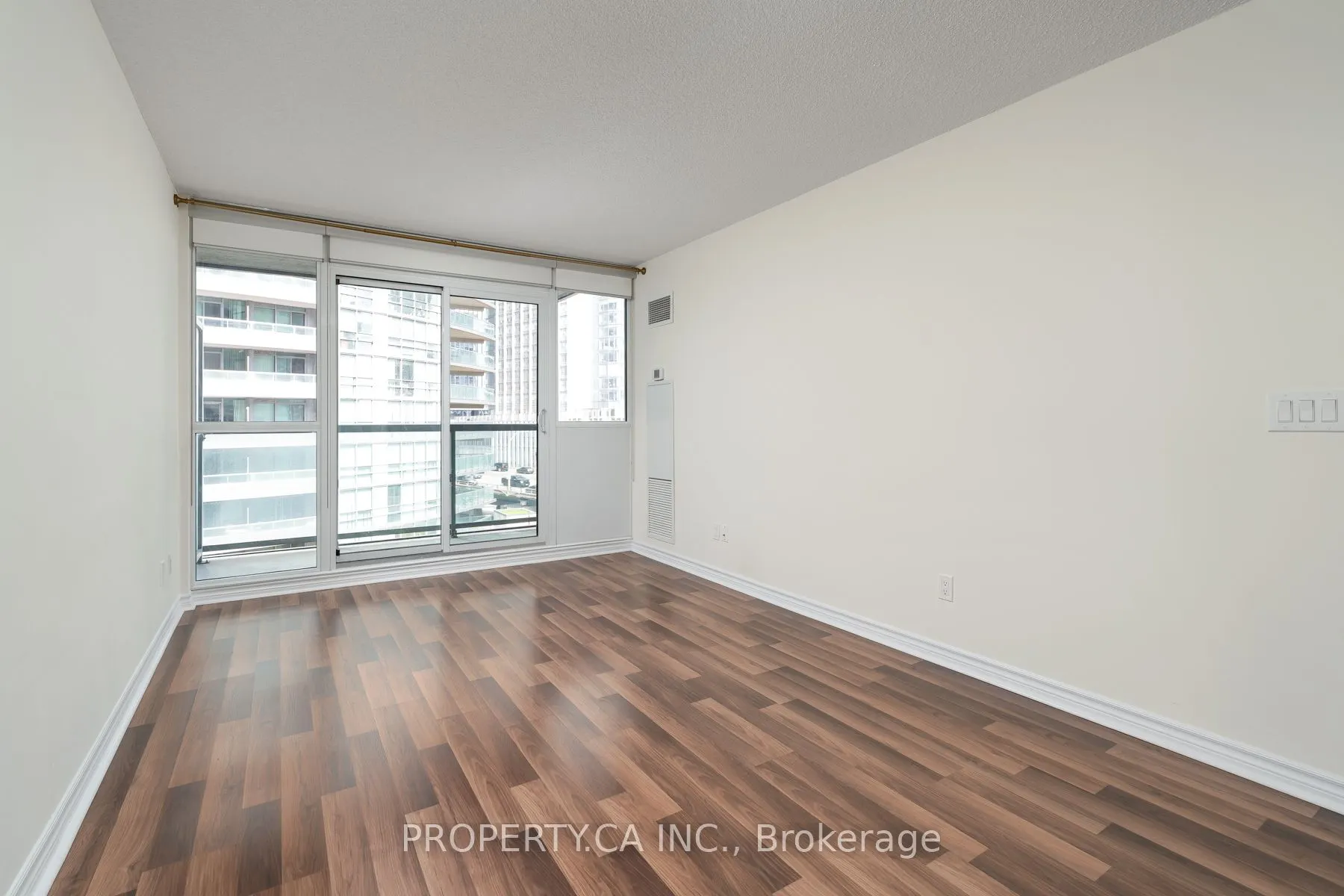 25 Lower Simcoe Street #803