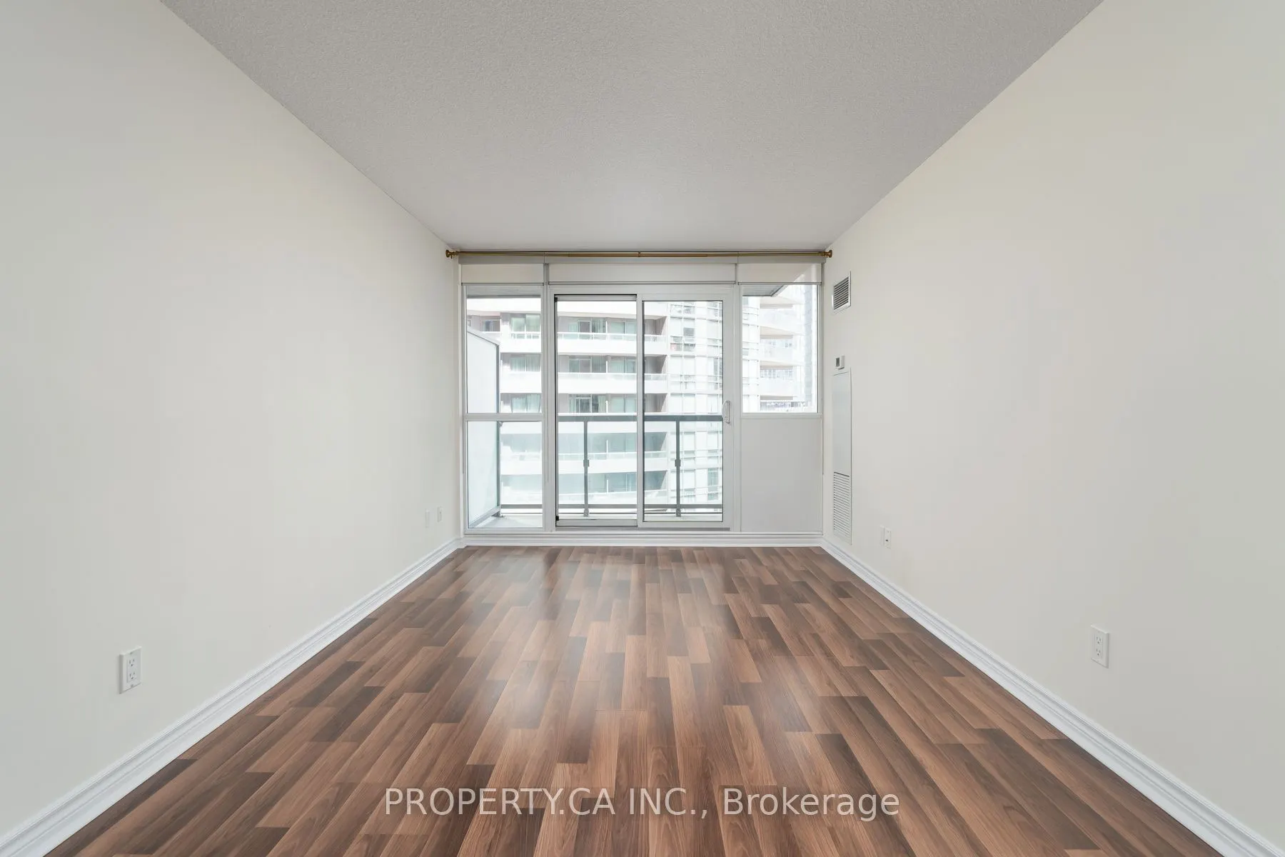 25 Lower Simcoe Street #803
