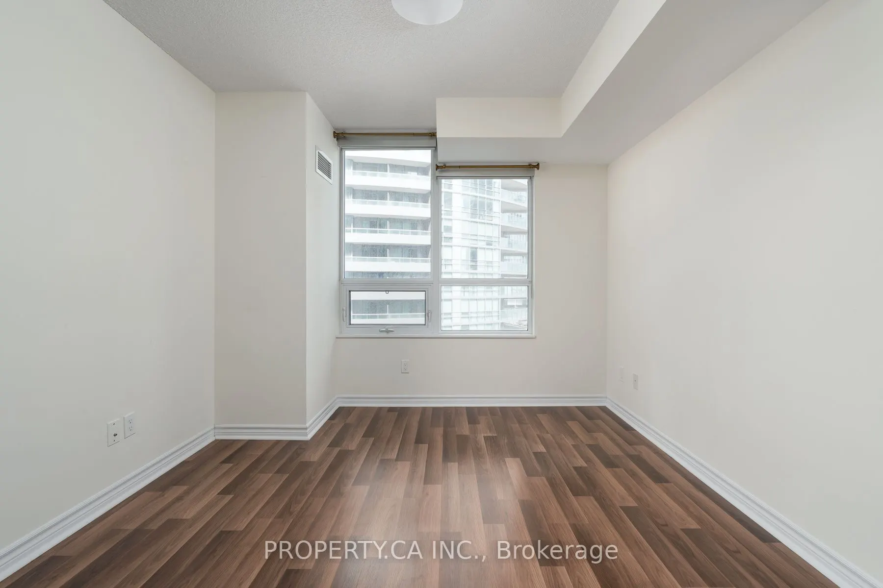 25 Lower Simcoe Street #803