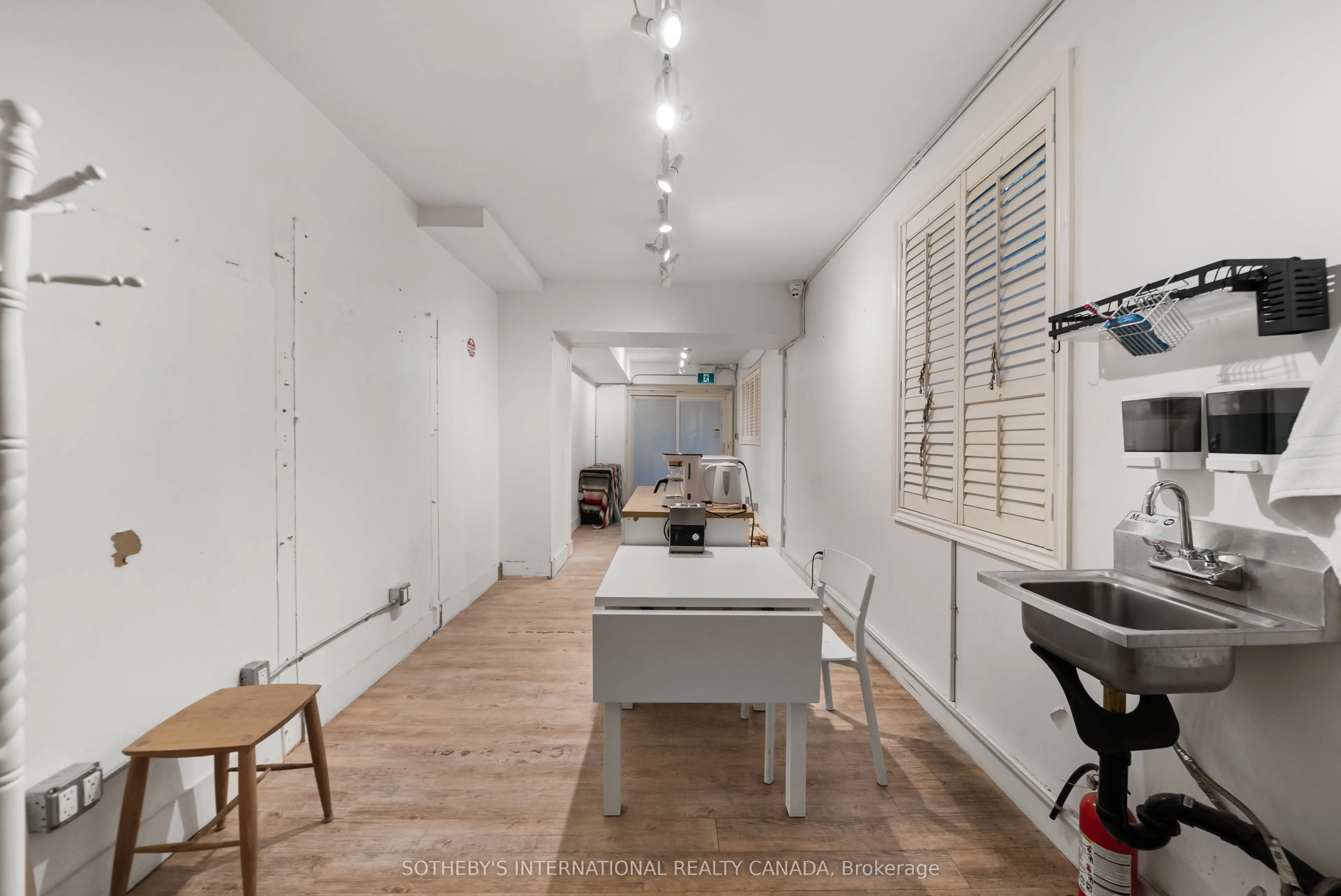 919 Queen Street W