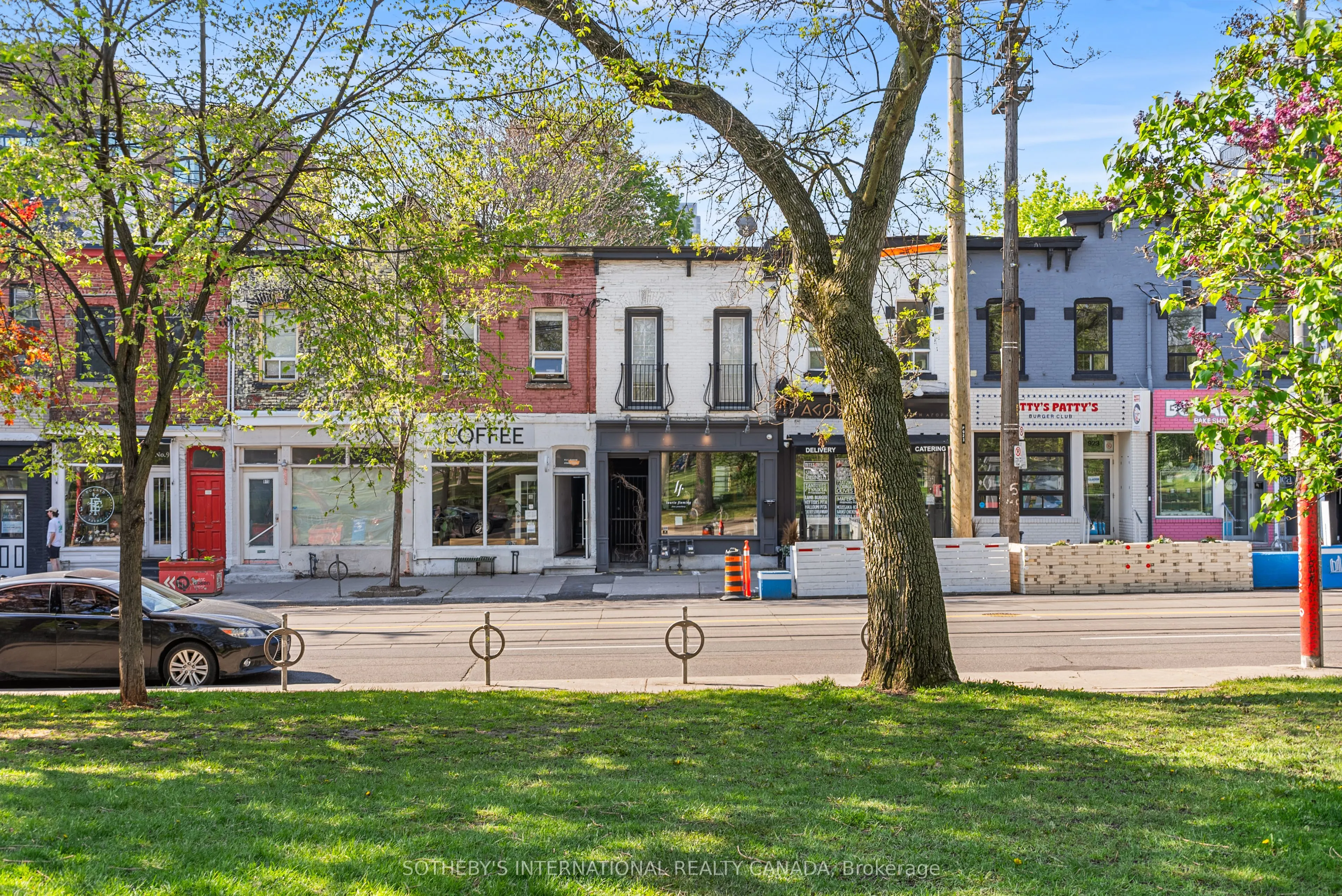 919 Queen Street W