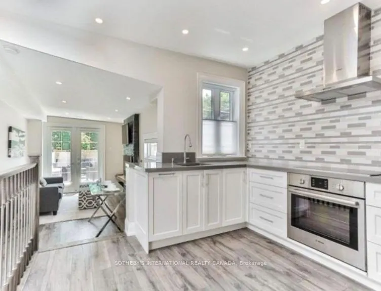 919 Queen Street W