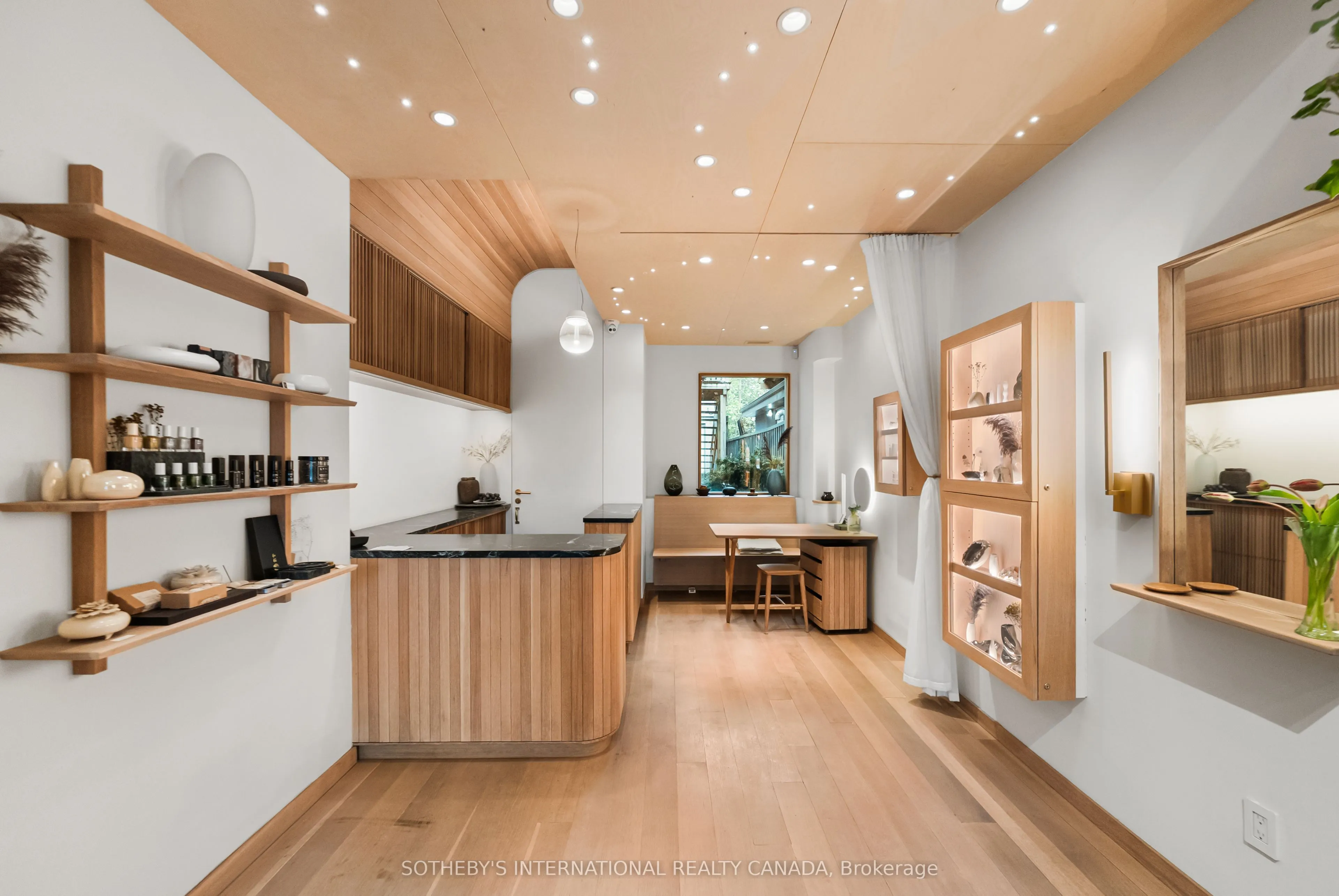 919 Queen Street W