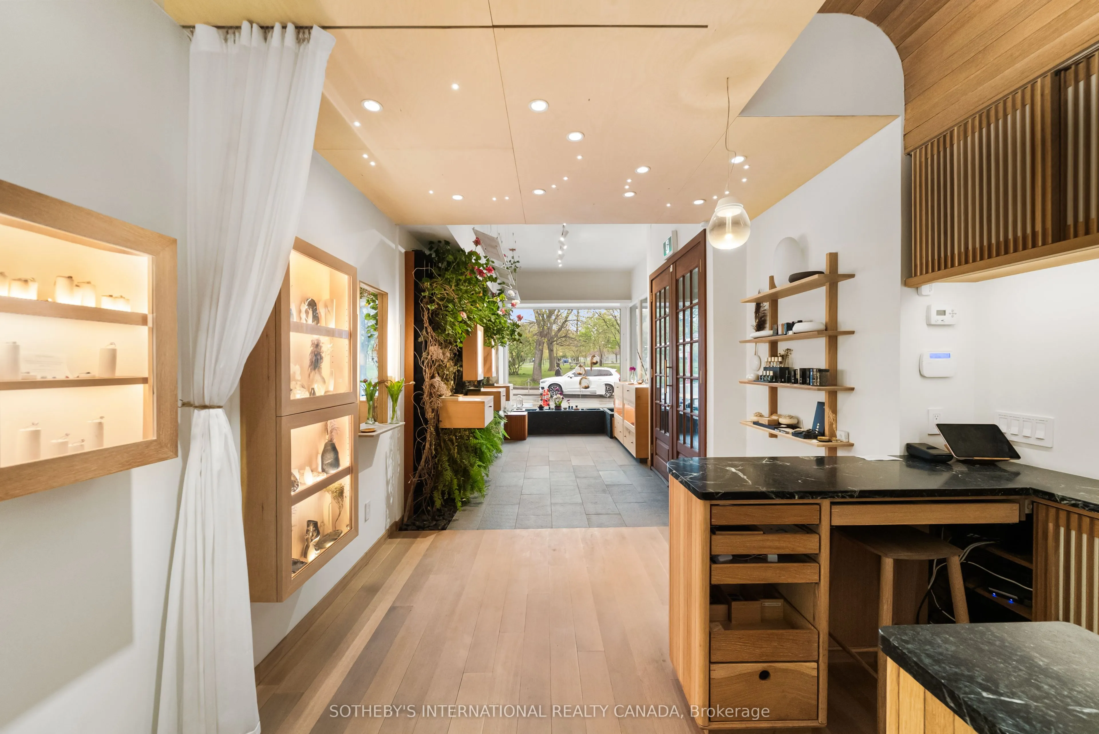 919 Queen Street W
