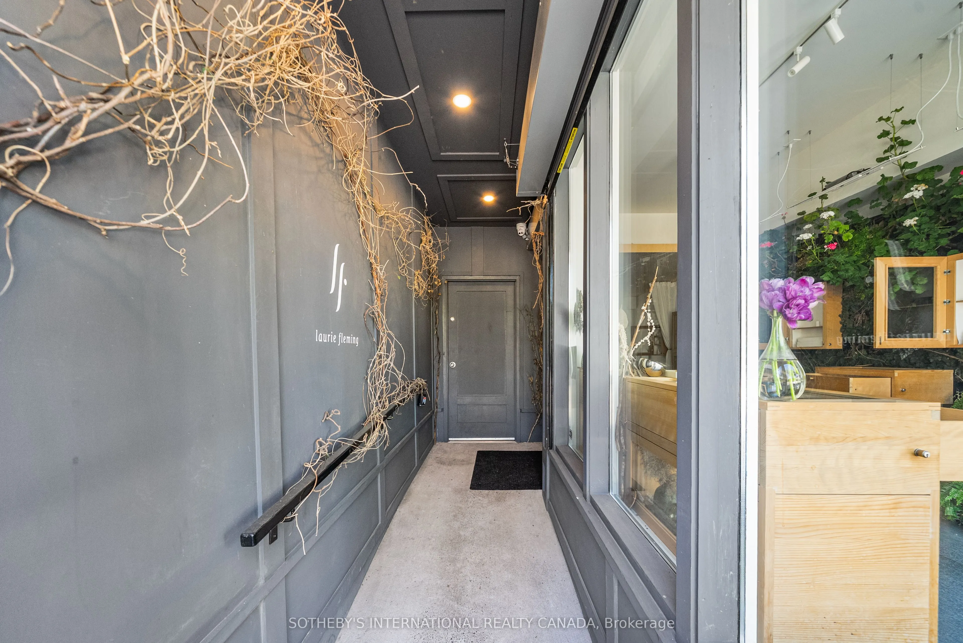 919 Queen Street W